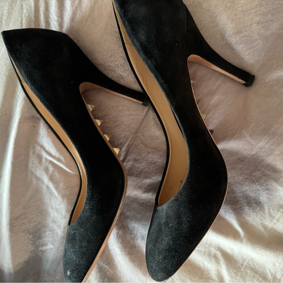 Valentino Garavani Womens Studs Rockstud Suede Pumps...